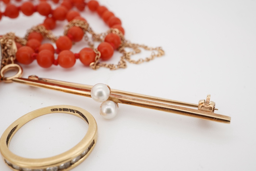 A small group of assorted jewellery including a 22ct gold wedding band, a modern 18ct gold and channel set diamond half eternity ring, a 9ct and two stone cultured pearl set bar brooch, a graduated coral bead necklace an